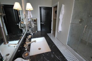 Bathroom - 1-bedroom resort in delightful New York with fitness room and AC (New York)
