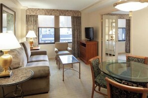 Living area - 1-bedroom resort in delightful New York with fitness room and AC (New York)