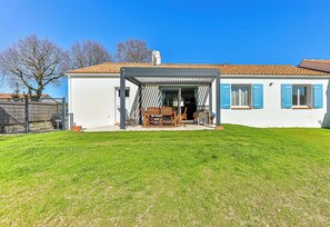 Exterior - Nature escape – Family house with garden (Saint-Révérend)