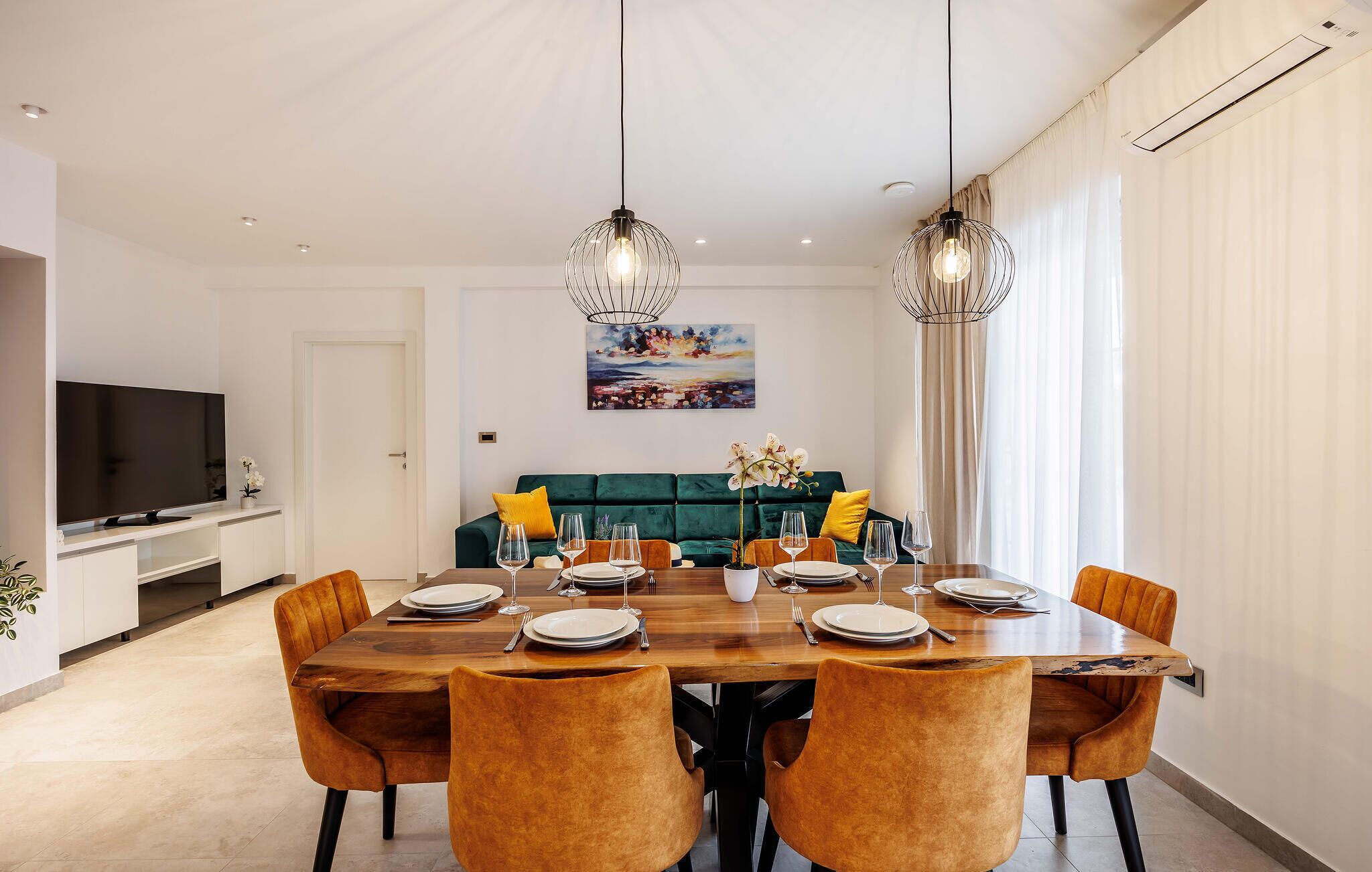 Een eetgedeelte met een houten tafel voor zes personen, omringd door zes stoelen.