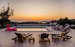 A heated pool - Stunning home in Dvornica (Dvornica)