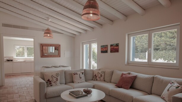 A modern living room with a sofa, coffee table, and pendant lights. - FLH Luz Tavira Al-Lagar II (Tavira)