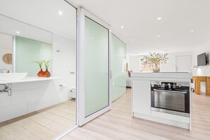 Fridge, microwave, oven, stovetop - The Oceana - Studio Apartment, Sleeps 2 (Cape Town)