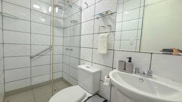 Apartment, 3 Bedrooms, Kitchen | Bathroom