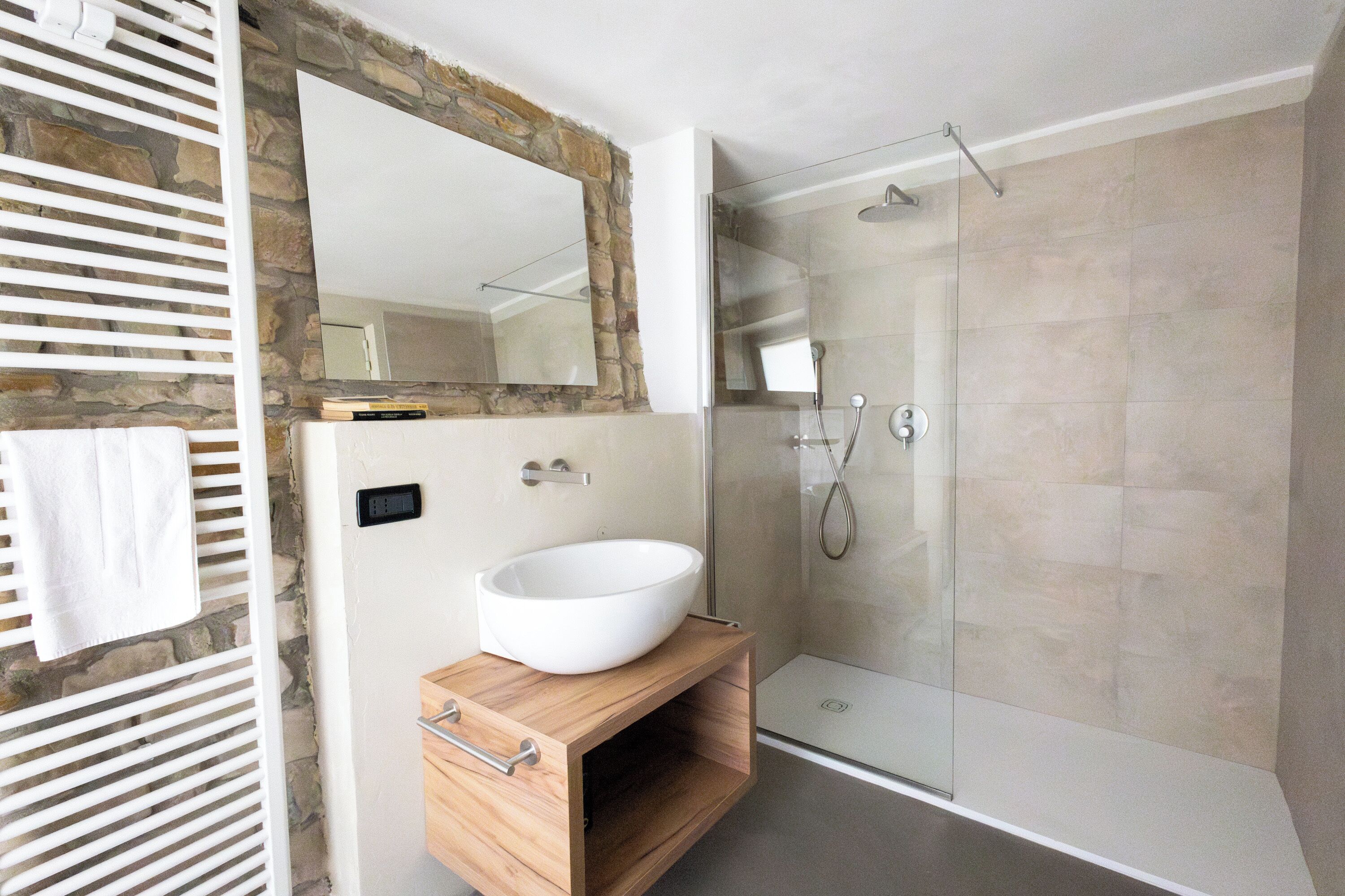 Douche, sèche-cheveux, bidet, serviettes fournies