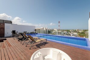 Outdoor pool - Spacious 4-bedroom duplex Penthouse with rooftop access & resort-style amenities (SOLIDARIDAD)