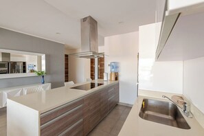Fridge, microwave, oven, stovetop - Spacious 4-bedroom duplex Penthouse with rooftop access & resort-style amenities (SOLIDARIDAD)