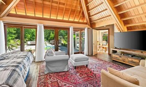 TV, fireplace, books, offices - Unique Charlestown Forest Escape (Charlestown)