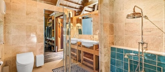 Private Charlestown Forest Retreat Near East Beach