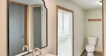 Cozy 2BR Retreat Near Ozark Trails & Downtown