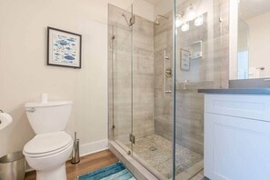 Shower, hair dryer, towels, soap - Unique Harborside Stay in the Center of the Strand District (Galveston)