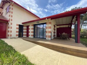 Outdoor dining - Air-conditioned house in the Arcachon style with swimming pool (La Teste-de-Buch)