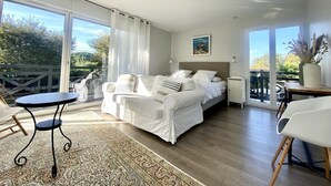Una camera da letto moderna con un letto grande, un tavolino e una sedia.