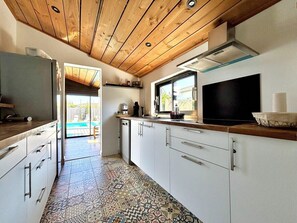 Fridge, microwave, oven, stovetop - Air-conditioned house with swimming pool (Gujan-Mestras)