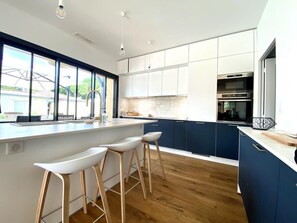 Private kitchen - Villa neuve climatisée avec piscine chauffée (Gujan-Mestras)