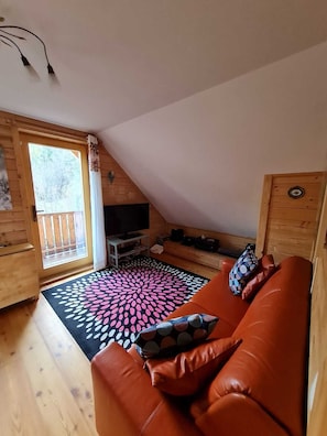 TV connectée, livres, médiathèque, chaîne hi-fi