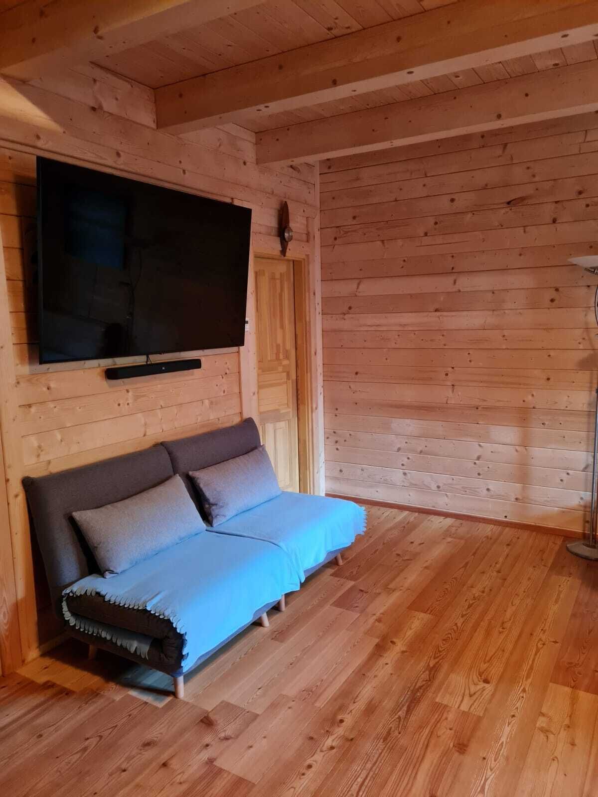 TV connectée, livres, médiathèque, chaîne hi-fi