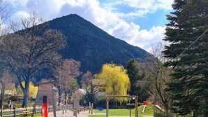 Un parque infantil con tobogán, columpios y una estructura para escalar.