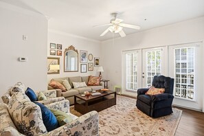 Living area - Barnes Plantation 422 (St Simons Island)