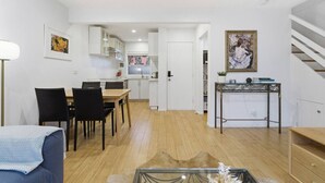 Un appartement moderne comprenant un coin repas, une cuisine et un salon.