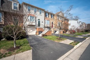 Exterior - Pet-Friendly Fairfax Home w/ Yard • Near Dulles (Fairfax)