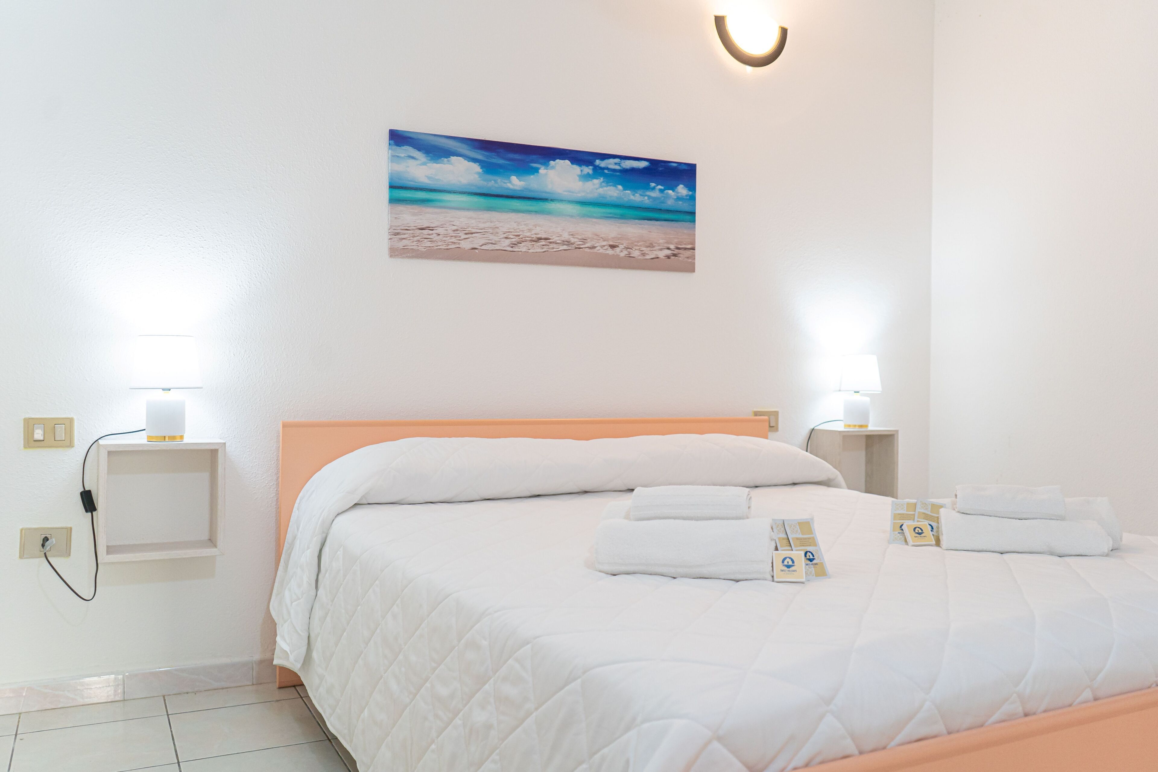 Iron/ironing board, bed sheets