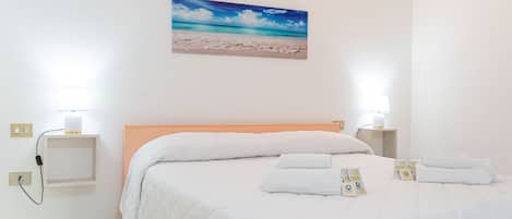 Iron/ironing board, bed sheets