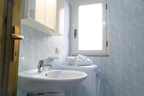 Shower, hair dryer, bidet, towels - Sweet Holidays relax a La caletta - Berchida 4 (La Caletta)