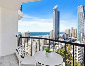 Outdoor dining - Chic Urban Apartment Prime Location (Gold Coast)