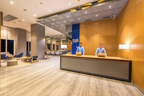 Lobby - Holiday Inn Express Greater Noida Knowledge Park (Greater Noida)