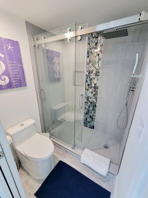 Shower, hair dryer, towels - BEACH FRONT w/ ROOFTOP DECK! - {Aruba 6} Newly Renovated 2 BR / 2 BA - Walk to Times Square! (Fort Myers Beach)