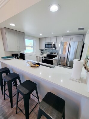 Fridge, microwave, oven, stovetop - BEACH FRONT w/ ROOFTOP DECK! - {Aruba 6} Newly Renovated 2 BR / 2 BA - Walk to Times Square! (Fort Myers Beach)