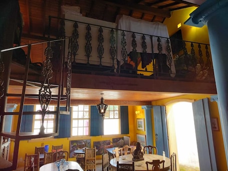 Restauración. Antiquário e Pousada da Matriz