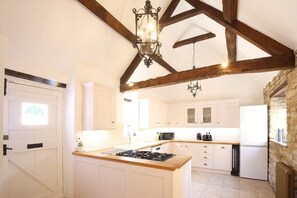 Fridge, microwave, oven, stovetop - The Old Coach house- a delightful home from home (Witney)