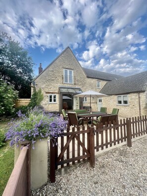 Outdoor dining - The Old Coach house- a delightful home from home (Witney)