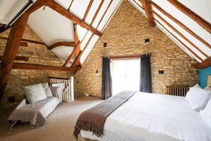Iron/ironing board, WiFi, bed sheets - The Old Coach house- a delightful home from home (Witney)