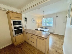 Fridge, microwave, oven, stovetop - Spacious & Comfortable 3-Bed Home - Private D… (Kidlington)