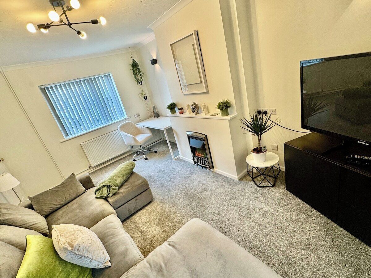 TV, fireplace