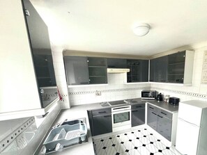 Fridge, microwave, oven, stovetop - Homely 2 bedroom house, parking (Kidlington)