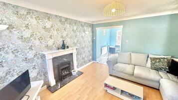 TV, fireplace