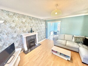 TV, fireplace - Homely 2 bedroom house, parking (Kidlington)