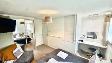 Iron/ironing board, WiFi, bed sheets