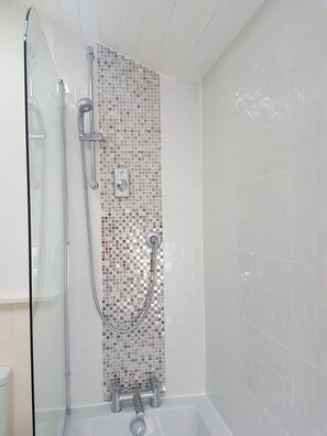 Douche, sèche-cheveux, serviettes fournies