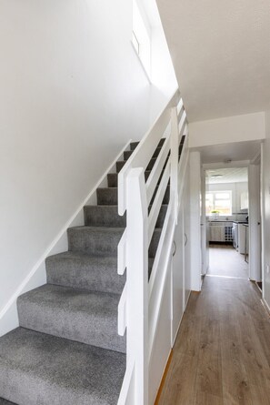 Interior - Family & contractor friendly |4BR, private pa… (Witney)