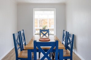 Dining - Family & contractor friendly |4BR, private pa… (Witney)