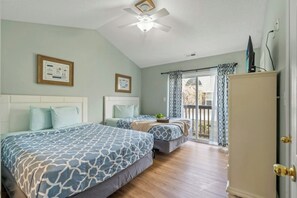 2 bedrooms, desk, WiFi, bed sheets - Firebird Townhouse #2- Short Walk To Beach (Myrtle Beach)
