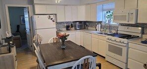 Private kitchen - Fun location 5-bedroom house with AC in Heart of Marina District, Margate City (Margate City)