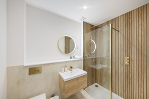 Hair dryer, towels - Ivory Court Suite - Grampian Lettings (Aberdeen)