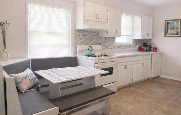 Interior - Quintessential cottage walking distance to Oaklawn and minutes from downtown (Hot Springs)