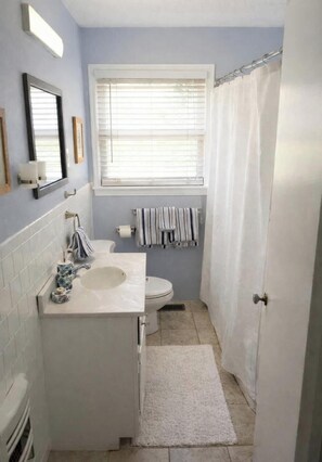 Secadora de cabello, toallas, papel de baño 